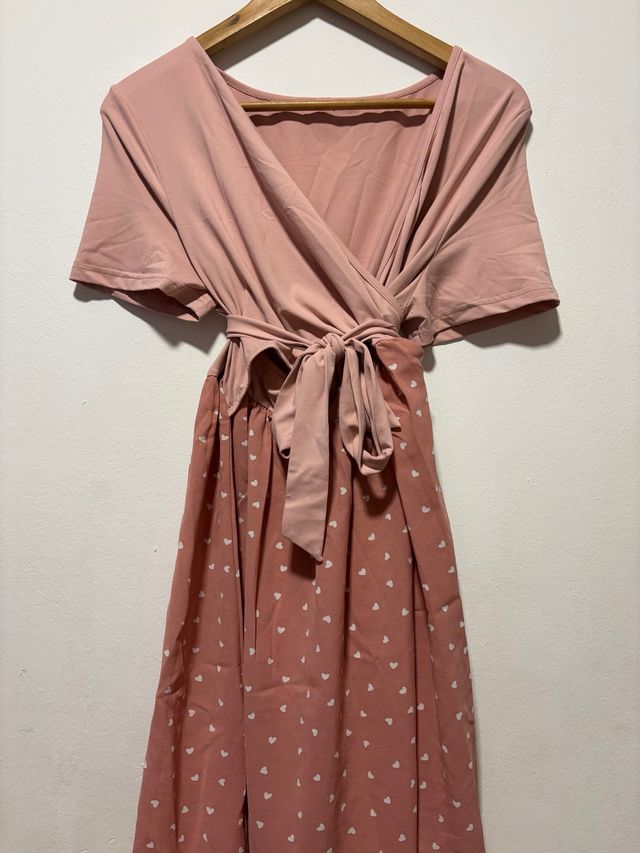 Vestido rosa pastel con estampado de corazones