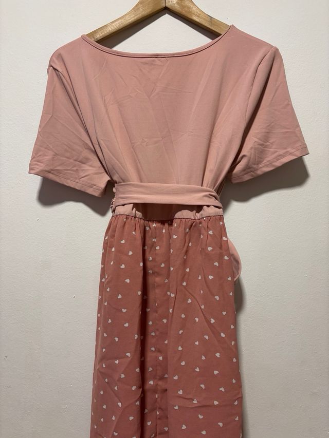 Vestido rosa pastel con estampado de corazones