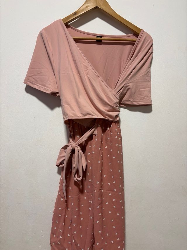 Vestido rosa pastel con estampado de corazones