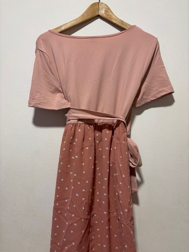 Vestido rosa pastel con estampado de corazones