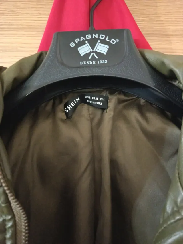 Chaqueta corta polipiel acolchada