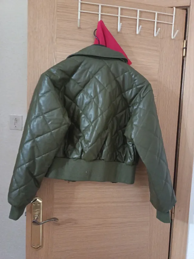Chaqueta corta polipiel acolchada