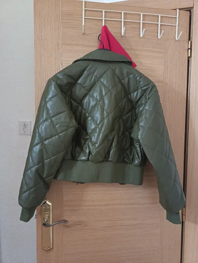 Chaqueta corta polipiel acolchada