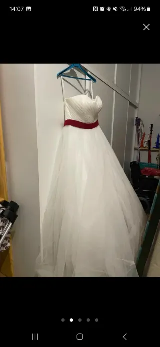 Vestido de Novia Blanco con Fajín rojo ya lo quité