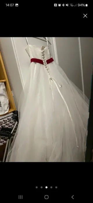 Vestido de Novia Blanco con Fajín rojo ya lo quité