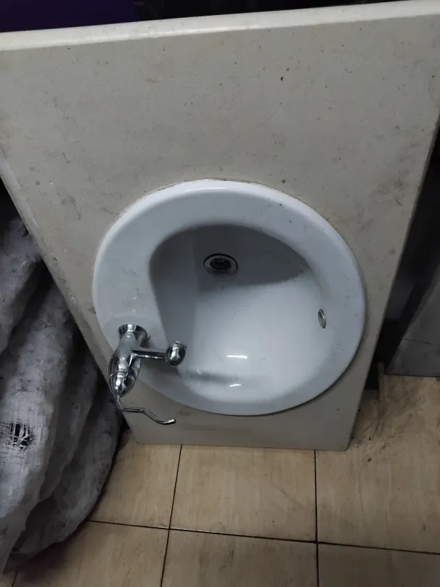 Lavabo de cerámica blanco con grifo y silestone