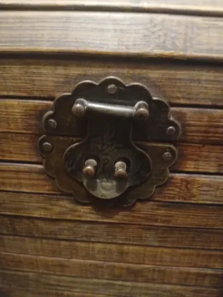 Baúl de madera con detalles metálicos y cuero