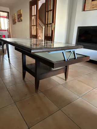 Mesa de salón elevable de cristal y madera