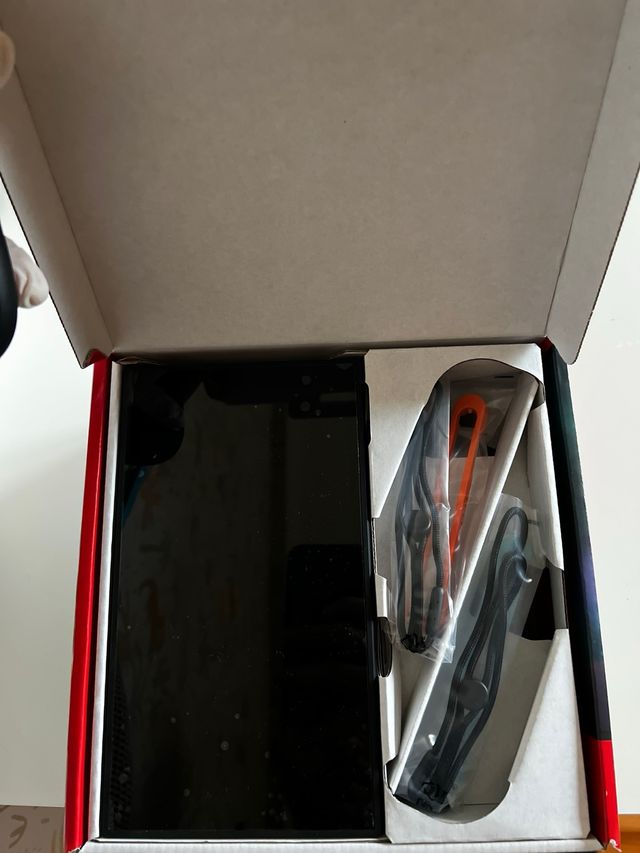 Nintendo Switch 2 + juegos precintados y tarjeta.