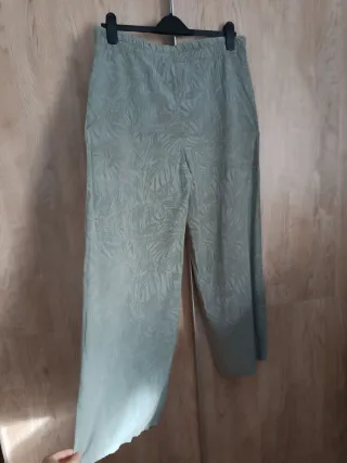 Pantalón ancho verde grisáceo hojas