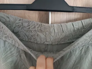 Pantalón ancho verde grisáceo hojas