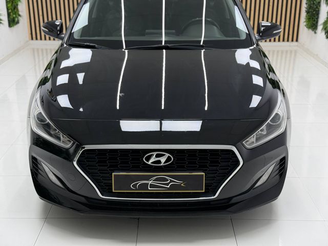 HYUNDAI i30 1.6CRDi Essence desde 199€/mes*