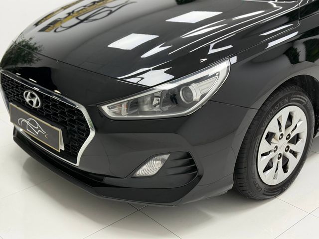 HYUNDAI i30 1.6CRDi Essence desde 199€/mes*