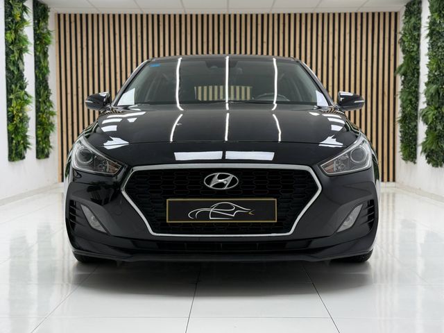 HYUNDAI i30 1.6CRDi Essence desde 199€/mes*