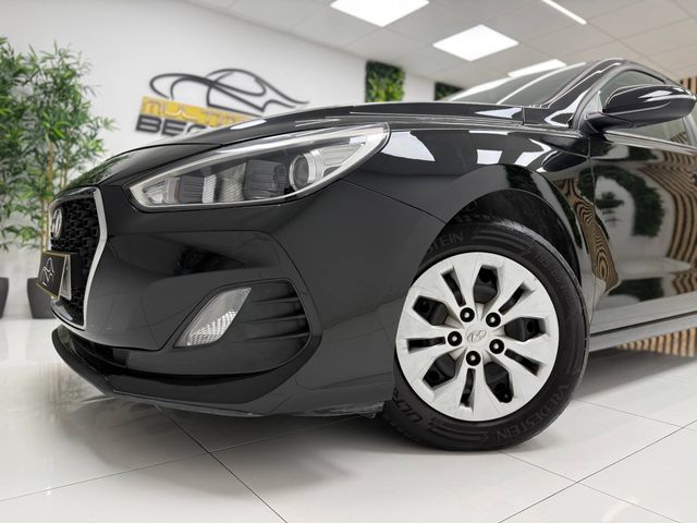 HYUNDAI i30 1.6CRDi Essence desde 199€/mes*