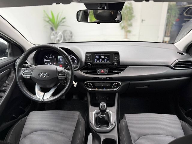 HYUNDAI i30 1.6CRDi Essence desde 199€/mes*