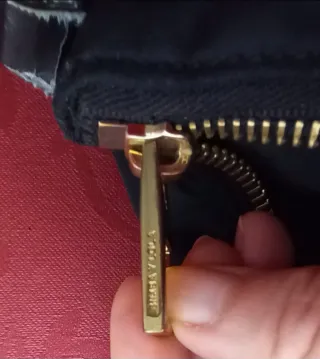 Bolso  Negro con detalle dorado