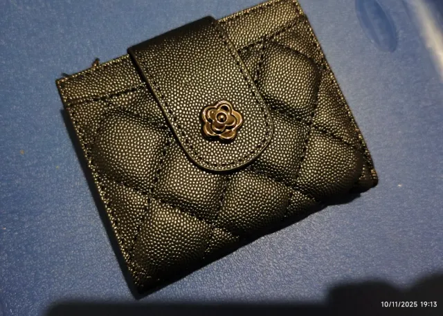 Portamonete nero trapuntato con fiore