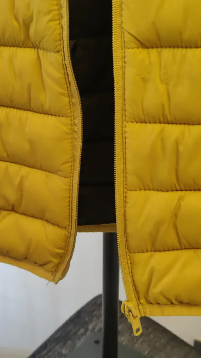 Abrigo Lefties talla 8 mostaza