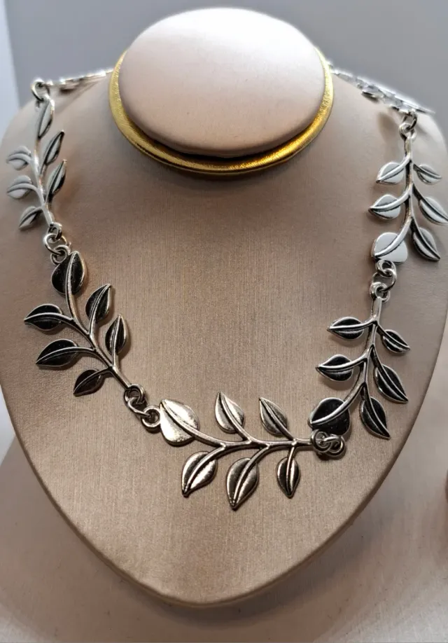 Colar Prateado com Folhas