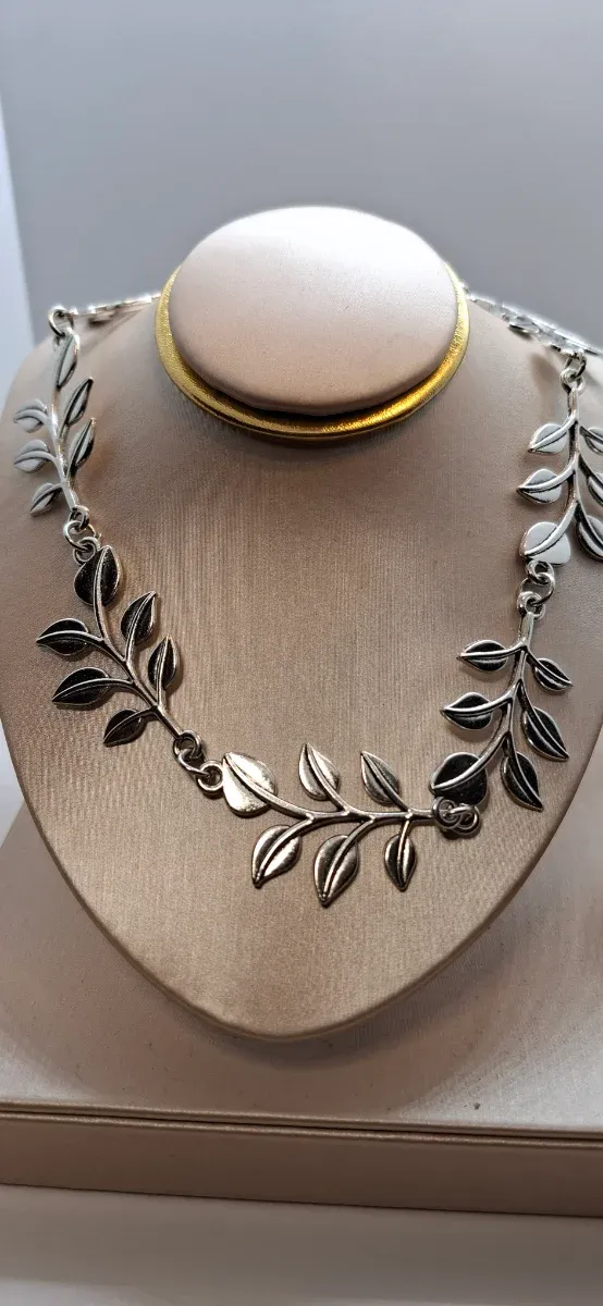 Colar Prateado com Folhas