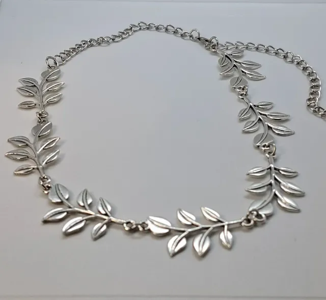 Colar Prateado com Folhas