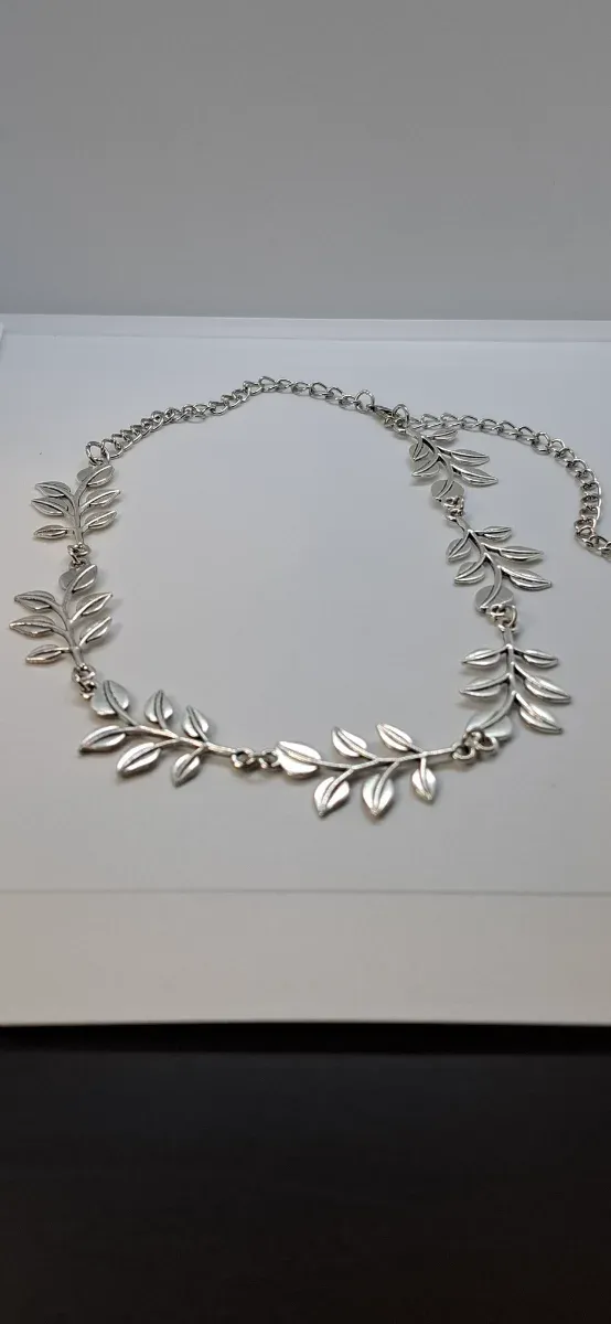 Colar Prateado com Folhas