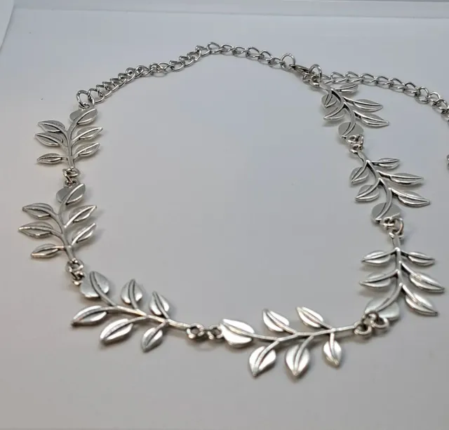 Colar Prateado com Folhas