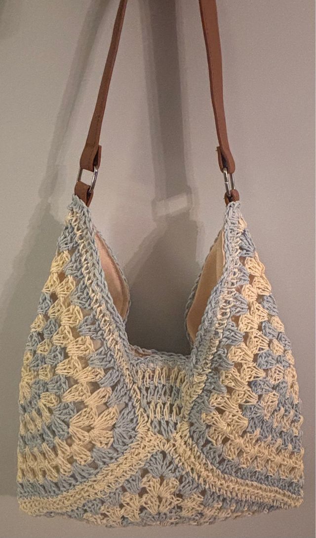 Bolso Rafia Crochet Beige y Celeste, dibujo geom.