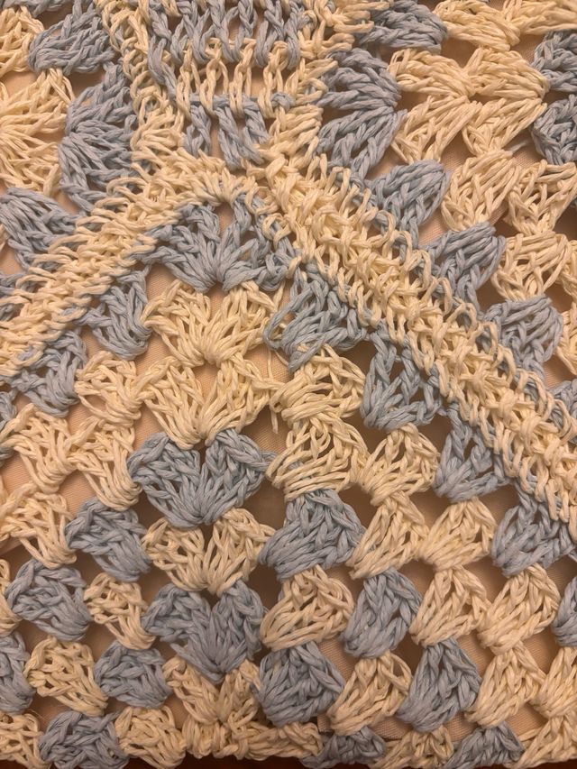 Bolso Rafia Crochet Beige y Celeste, dibujo geom.
