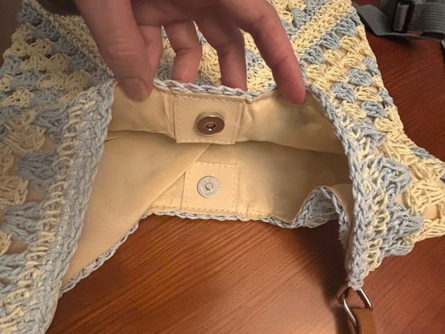 Bolso Rafia Crochet Beige y Celeste, dibujo geom.