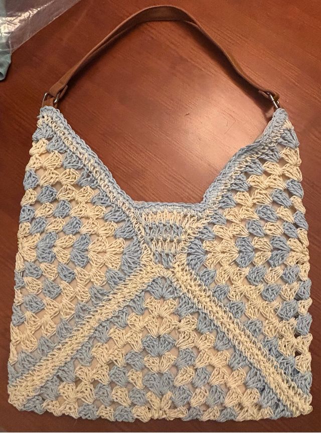 Bolso Rafia Crochet Beige y Celeste, dibujo geom.
