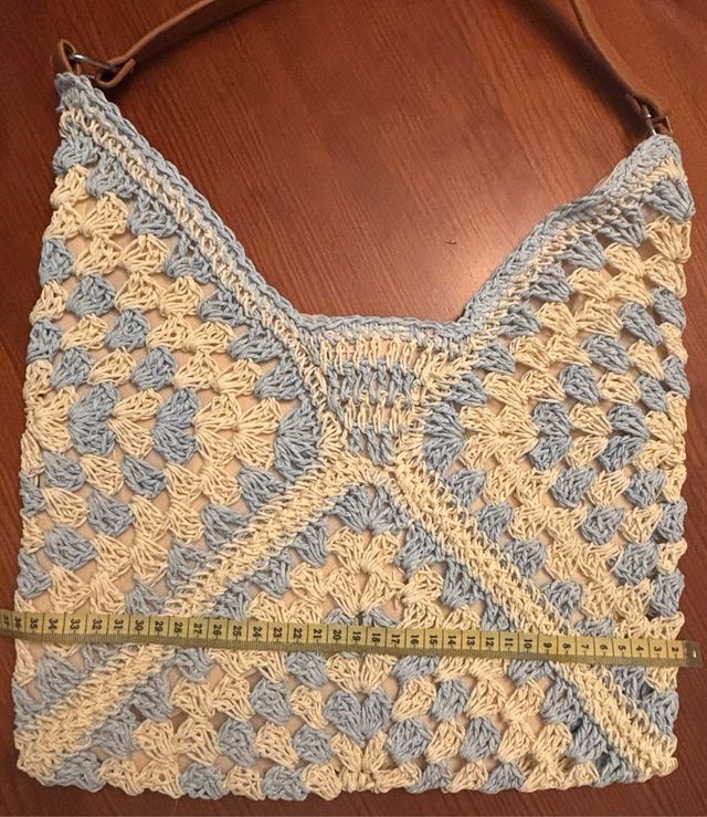 Bolso Rafia Crochet Beige y Celeste, dibujo geom.