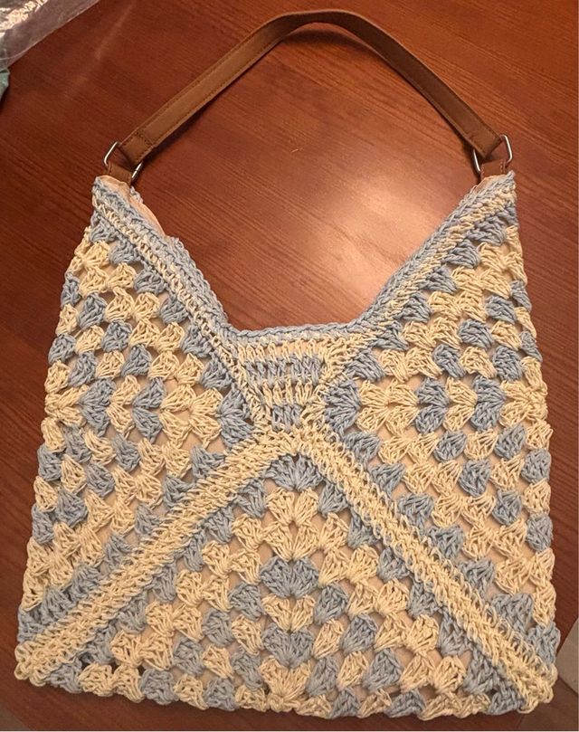 Bolso Rafia Crochet Beige y Celeste, dibujo geom.