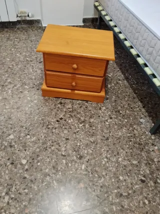 Mesita de noche de madera