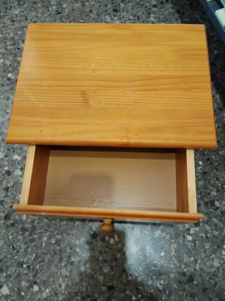 Mesita de noche de madera