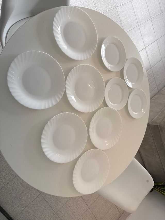 Juego de platos blancos grandes y pequeños