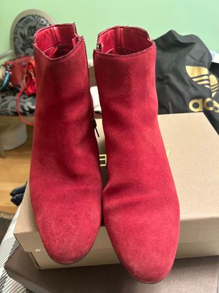 Botines de ante rojos con tachuelas