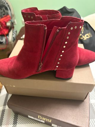 Botines de ante rojos con tachuelas