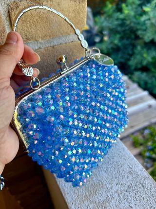 Borsa clutch perle azzurre con dettagli argento