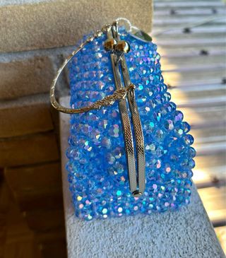 Borsa clutch perle azzurre con dettagli argento