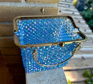 Borsa clutch perle azzurre con dettagli argento