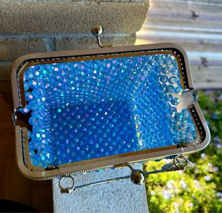 Borsa clutch perle azzurre con dettagli argento