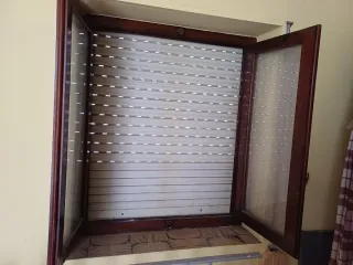 Ventana de madera con persiana