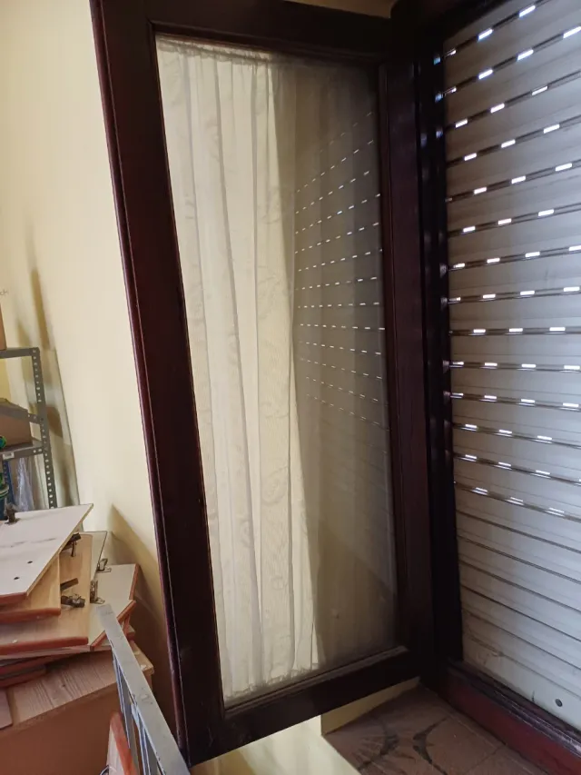 Ventana de madera con persiana