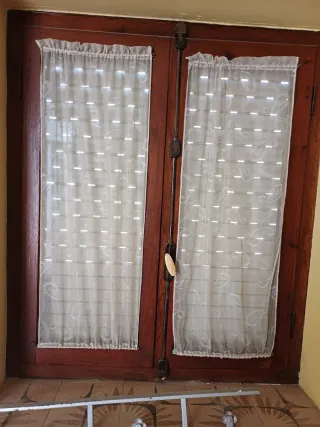 Ventana de madera con persiana