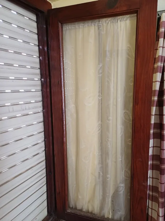 Ventana de madera con persiana