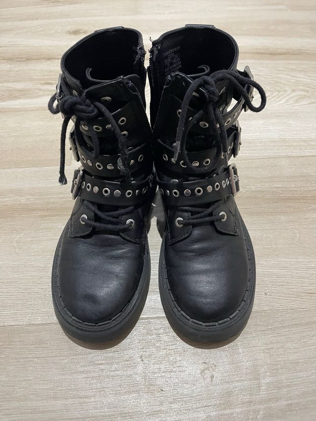 Botas negras Zara hebillas y cordones. Talla 31