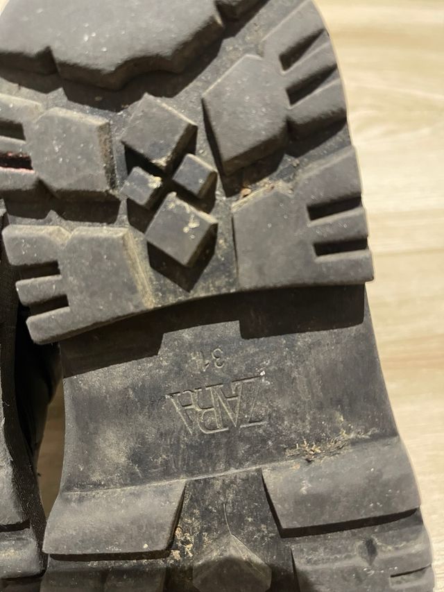 Botas negras Zara hebillas y cordones. Talla 31