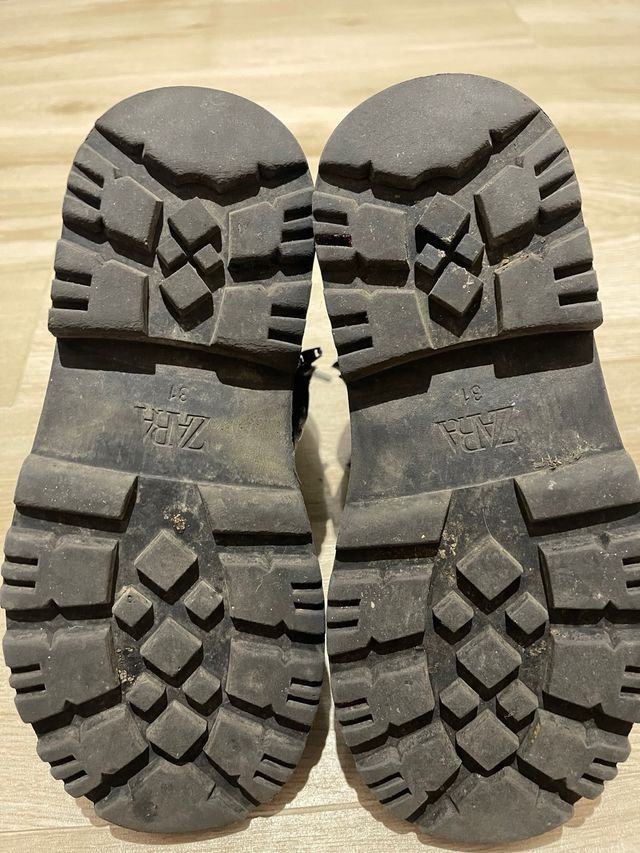 Botas negras Zara hebillas y cordones. Talla 31